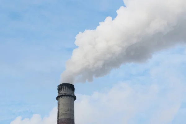 青い空に対して工場からの煙管 喫煙工場煙突のクローズアップ 生態学 — ストック写真