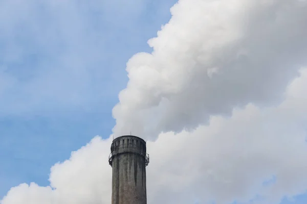 Rookpijpen Van Fabrieken Tegen Een Blauwe Lucht Rookfabriek Schoorsteen Close — Stockfoto