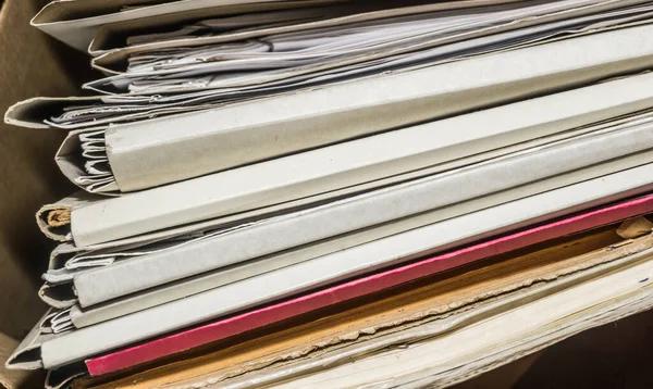 Belgeler arşivde duruyor. Kutusunda belgeler olan eski dosyalar. ofis dosyaları arkaplan dokusu, yakın plan