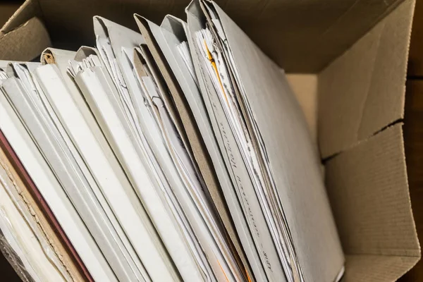 Belgeler arşivde duruyor. Kutusunda belgeler olan eski dosyalar. ofis dosyaları arkaplan dokusu, yakın plan