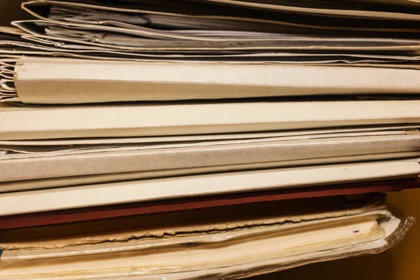 Belgeler arşivde duruyor. Kutusunda belgeler olan eski dosyalar. ofis dosyaları arkaplan dokusu, yakın plan