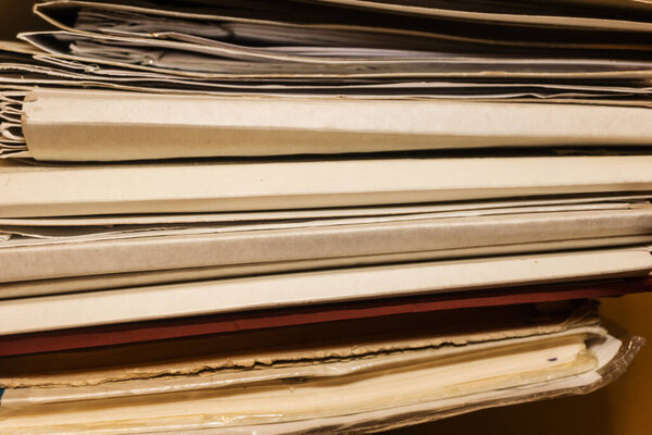Бумажные документы хранятся в архиве. Старые папки с документами в коробке. офисные файлы фоновая текстура, крупный план
