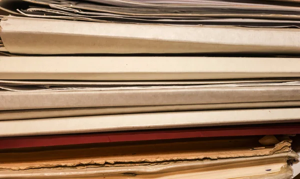 Belgeler arşivde duruyor. Kutusunda belgeler olan eski dosyalar. ofis dosyaları arkaplan dokusu, yakın plan