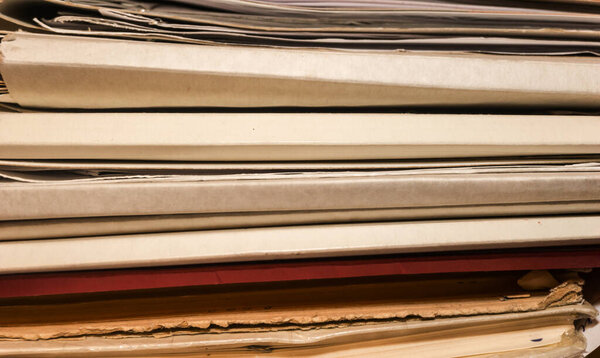 Бумажные документы хранятся в архиве. Старые папки с документами в коробке. офисные файлы фоновая текстура, крупный план