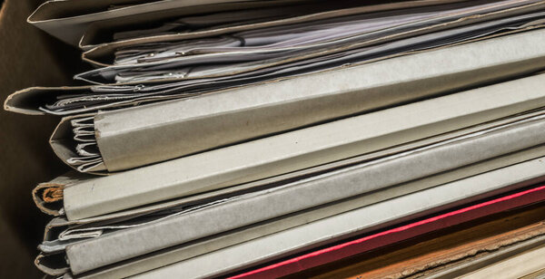 Бумажные документы хранятся в архиве. Старые папки с документами в коробке. офисные файлы фоновая текстура, крупный план