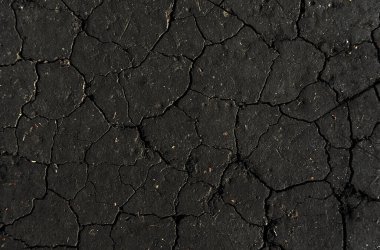 Siyah kurumuş ve çatlamış toprak zemin zemin, gri çatlak zemin, gri çatlak yüzey, koyu çatlak doku, tasarımcılar için.