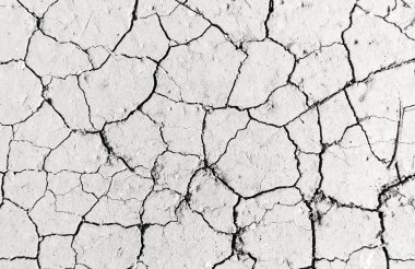 Beyaz kurumuş ve çatlamış toprak arka planı, kuru çatlak zemini, çatlak yüzeyi, beyaz çatlamış dokuyu tasarımcılar için kapatın.
