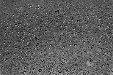 Gri arkaplanda su damlaları, doku yakın plan