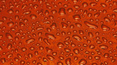 Kırmızı zemin üzerinde su damlaları, doku yakın çekim