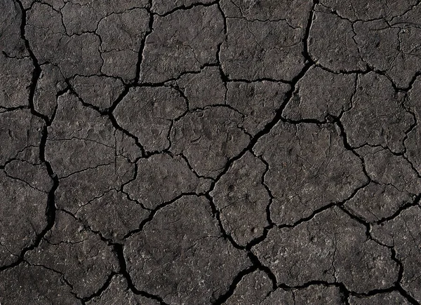 Siyah çatlamış zemin dokusu arka planı