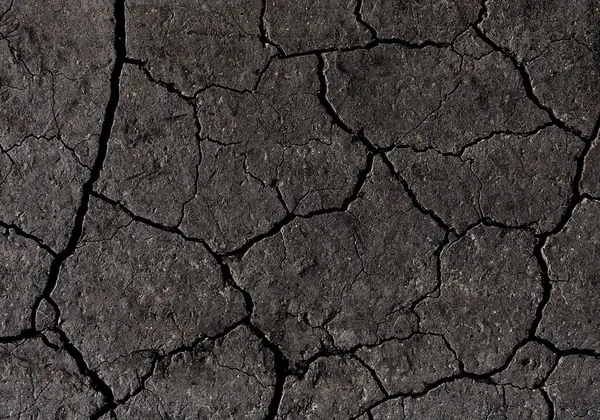 Siyah çatlamış zemin dokusu arka planı