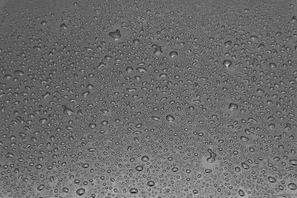 Gri arkaplanda su damlaları, doku yakın plan