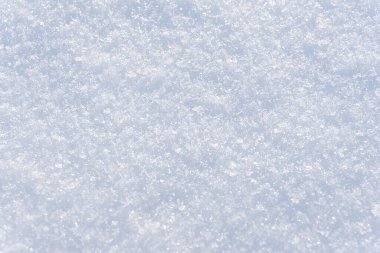 Beyaz, parlak kar arkaplan dokusu, mavi tonda taze kar dokusu, karlı yüzey yakın çekim