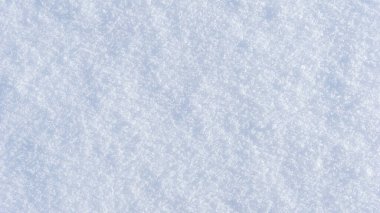 Beyaz, parlak kar arkaplan dokusu, mavi tonda taze kar dokusu, karlı yüzey yakın çekim