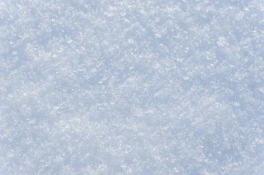 Beyaz, parlak kar arkaplan dokusu, mavi tonda taze kar dokusu, karlı yüzey yakın çekim