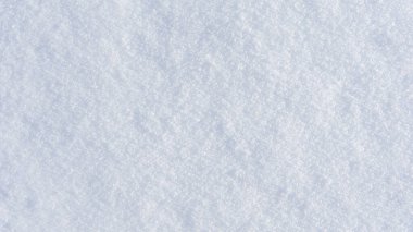 Beyaz, parlak kar arkaplan dokusu, mavi tonda taze kar dokusu, karlı yüzey yakın çekim