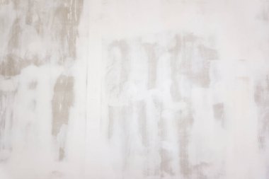 Alçıtaşı duvarlar boyayı, iç döşemeyi, onarımları, arka plan dokusunu, bitirmeye hazır duvar ve iç inşaat işlerini kapsıyor.