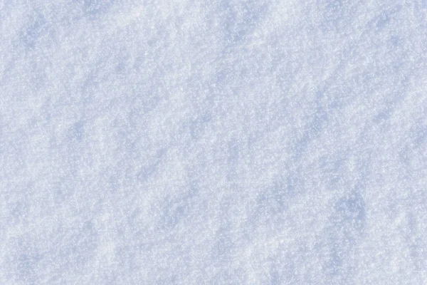 Beyaz, parlak kar arkaplan dokusu, mavi tonda taze kar dokusu, karlı yüzey yakın çekim