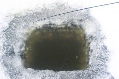 Buzda bir delik, kış balık tutma deliği, buzda bir olta kamışı, kış balıkçılığı.