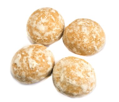 Beyaz arkaplanda zencefilli kurabiyeler, beyaz arkaplanda yuvarlak kurabiyeler