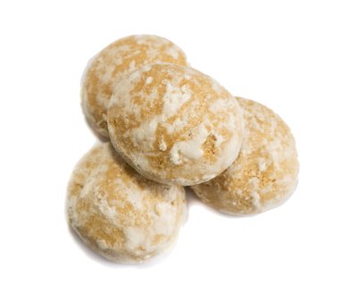 Beyaz zemin üzerinde zencefilli kurabiye piramidi, beyaz arkaplanda izole edilmiş birkaç zencefilli kurabiye