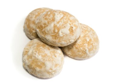 Beyaz zemin üzerinde zencefilli kurabiye piramidi, beyaz arkaplanda izole edilmiş birkaç zencefilli kurabiye