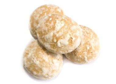 Beyaz zemin üzerinde zencefilli kurabiye piramidi, beyaz arkaplanda izole edilmiş birkaç zencefilli kurabiye