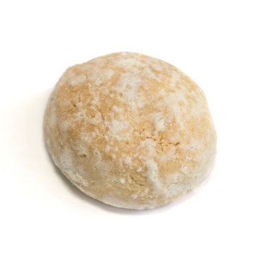 Beyaz arkaplanda zencefilli ekmek, beyaz arkaplanda oval kurabiye