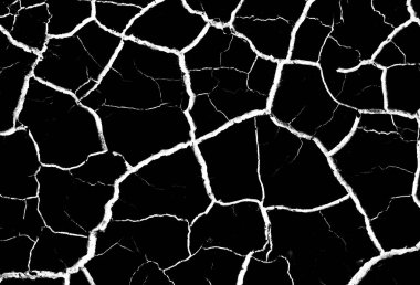 Siyah kurumuş ve çatlamış toprak arka planı. Kuru, karanlık zemine yakın bir yerde. Yüzey dokusunda çatlak. erozyon