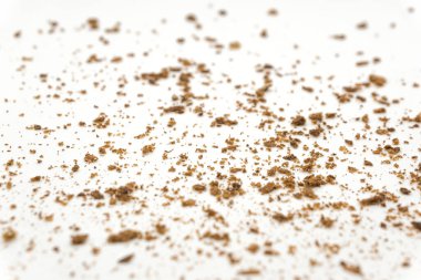 Beyaz arka planda ekmek kırıntıları. Dağınık ekmek kalıntıları.