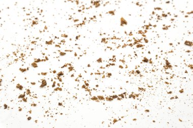 Beyaz arka planda ekmek kırıntıları. Dağınık ekmek kalıntıları.