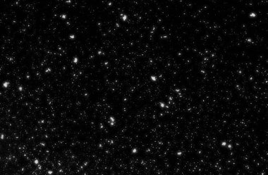 Siyah arkaplanda kaotik beyaz bokeh, ışık lekeleri dokusu, soyut bulanıklık, düşen kar, yıldızlı gökyüzü
