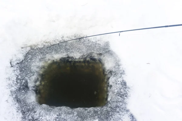 Buzda bir delik, kış balık tutma deliği, buzda bir olta kamışı, kış balıkçılığı.