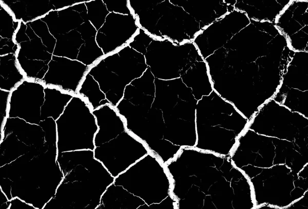Siyah kurumuş ve çatlamış toprak arka planı. Kuru, karanlık zemine yakın bir yerde. Yüzey dokusunda çatlak. erozyon