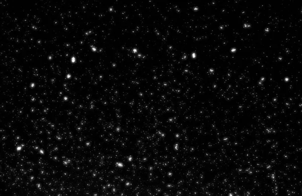 Siyah arkaplanda kaotik beyaz bokeh, ışık lekeleri dokusu, soyut bulanıklık, düşen kar, yıldızlı gökyüzü