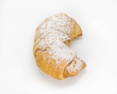 Beyaz arka planda izole edilmiş pudralı kruvasan.