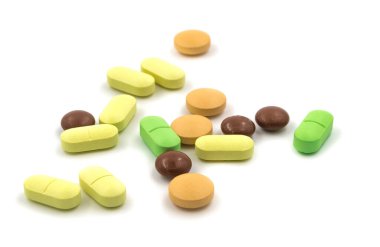 Beyaz arka planda çok renkli haplar ve haplar