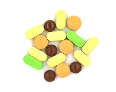 Beyaz arka planda çok renkli haplar ve haplar