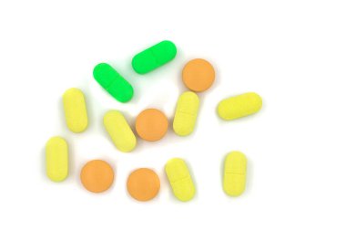 Beyaz arka planda çok renkli haplar ve haplar