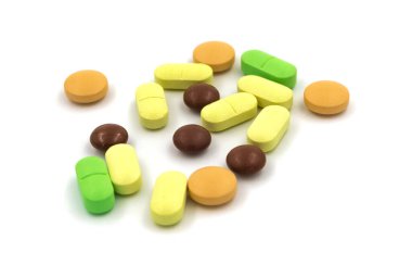 Beyaz arka planda çok renkli haplar ve haplar