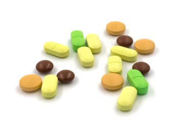 Beyaz arka planda çok renkli haplar ve haplar