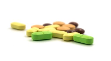 Beyaz arka planda çok renkli haplar ve haplar