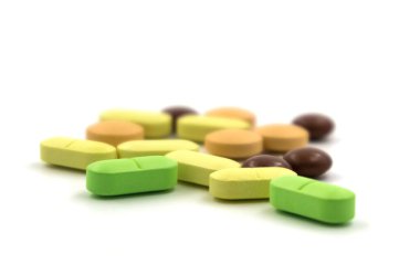 Beyaz arka planda çok renkli haplar ve haplar