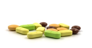 Beyaz arka planda çok renkli haplar ve haplar