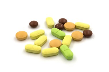 Beyaz arka planda çok renkli haplar ve haplar