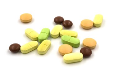 Beyaz arka planda çok renkli haplar ve haplar