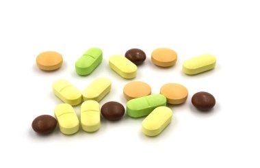 Beyaz arka planda çok renkli haplar ve haplar