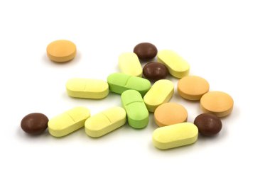 Beyaz arka planda çok renkli haplar ve haplar