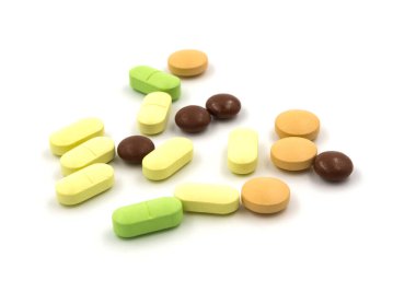 Beyaz arka planda çok renkli haplar ve haplar