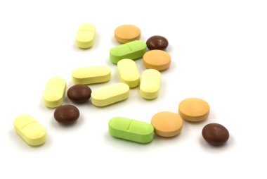 Beyaz arka planda çok renkli haplar ve haplar